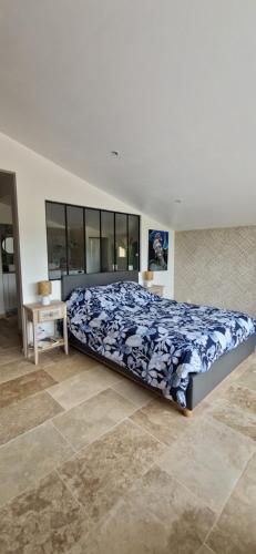 une chambre avec un grand lit et une table dans l'établissement Maison dans les vignes, aux Arcs-sur-Argens