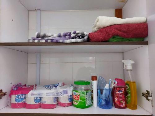 una mensola con spazzolini da denti e prodotti per la pulizia in bagno di Smart guest house relax a Paulo