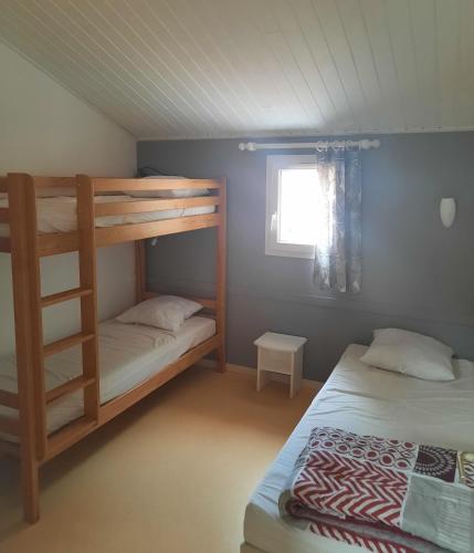 une chambre avec deux lits superposés et une fenêtre dans l'établissement Victoria 204, à Saint-Jean-de-Monts