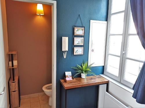 uma casa de banho azul com um WC e uma mesa em Le Colibri, Duplex Lumineux Intramuros em Avignon