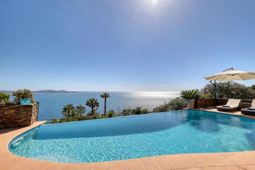 Πισίνα στο ή κοντά στο VILLA INFINITY 200m2 VUE MER, Giens & Porquerolles