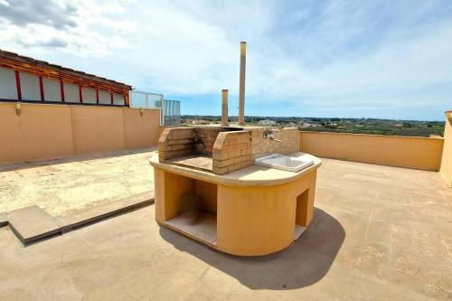 ein Bad auf dem Dach eines Gebäudes in der Unterkunft Sunset House in Matino