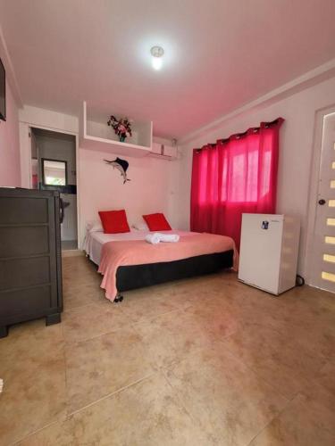 Säng eller sängar i ett rum på Mangrove Bay Hotel