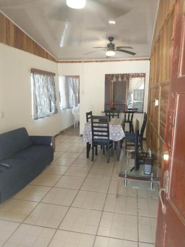 ein Wohnzimmer mit einem Sofa und einem Tisch in der Unterkunft Casa de campo en la playa in La Cruz