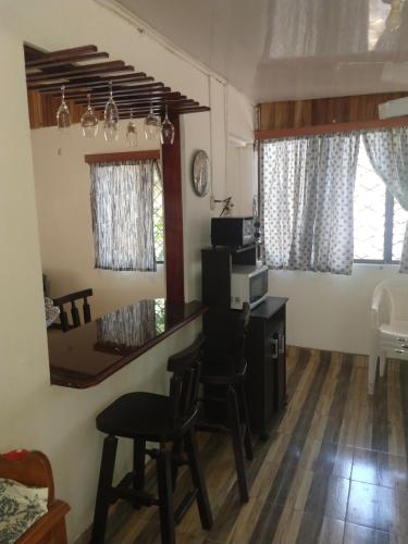 - un salon avec une table, des chaises et un miroir dans l'établissement Casa de campo en la playa, à La Cruz