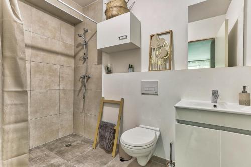 une salle de bain avec une douche, des toilettes et un lavabo dans l'établissement Joli studio avec jardin près de Paris, à Romainville