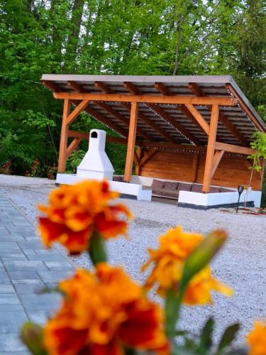 ein Picknickplatz mit orangefarbenen Blumen davor in der Unterkunft Apartmány nad Tajovom in Banská Bystrica