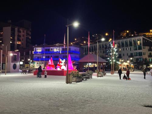 a group of people walking in the snow at night at 2 pièces, au pied des pistes ds Résidence Gd Hôtel in Valberg