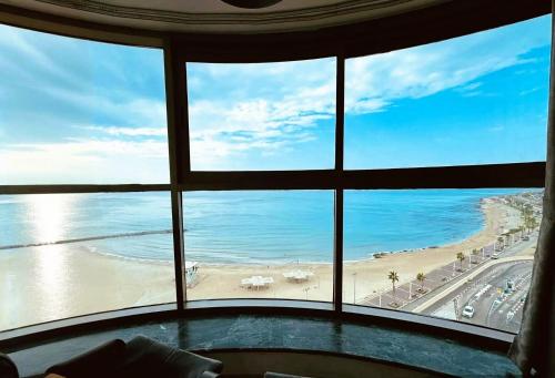 una ventana con vistas a la playa en Luxurious Beach apartment en Haifa