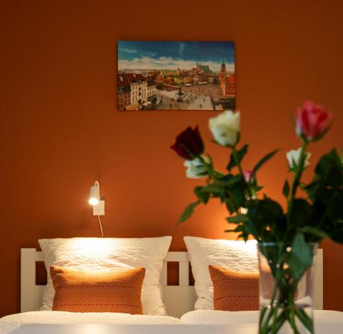 um quarto com duas camas e um vaso com rosas em B&B Gösselsdorfer Seeblick em Sittersdorf