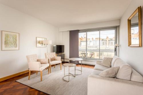 Istumisnurk majutusasutuses Eiffel Tower & Champs-Élysées with Balcony - CityApartmentStay