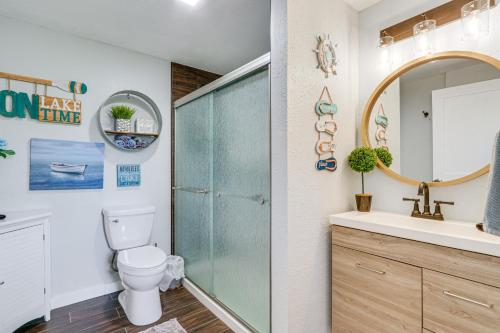 Koupelna v ubytování Cozy Pet-Friendly Coeur dAlene Lake Cottage!