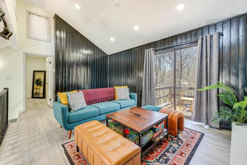 Lake and Pool Access Poconos Retreat in Tobyhanna!にあるシーティングエリア
