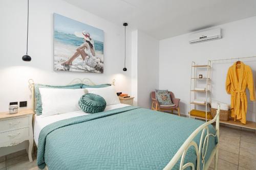 ein Schlafzimmer mit einem Bett und einem Wandgemälde in der Unterkunft Villa Kalliopi ΙnCreteble Cretan Resindences Collection in Xerokampos