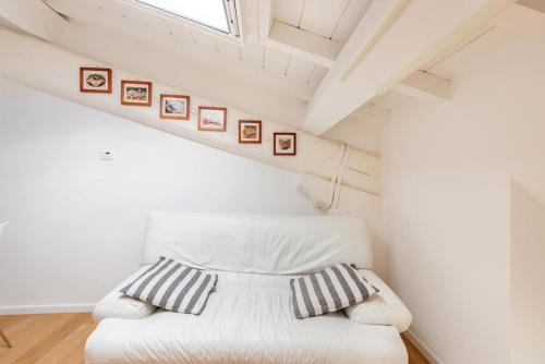 a white couch in a room with a window at Residenza Palazzo Petrozzani in Mantova
