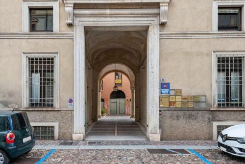 an entrance to a building with an archway at Residenza Palazzo Petrozzani in Mantova