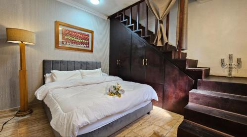 a bedroom with a large bed with a staircase at شقة مكيفة مفروشة بالكامل فرش جديد بالمنصورة in Mansoura