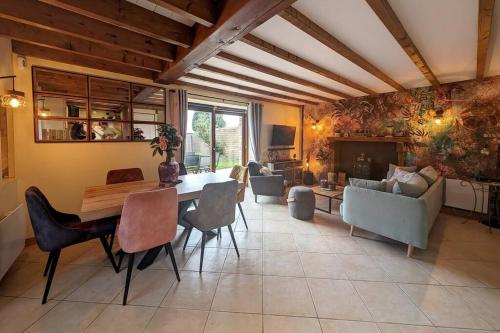 un grand salon avec une table et des chaises dans l'établissement Nature et piscine privée - Maison 5 chambres 8 personnes, à Saint-Dolay