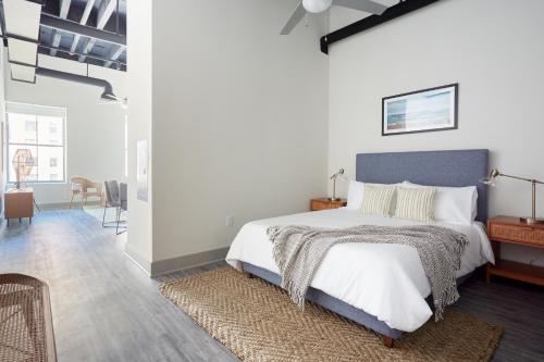 Kasa Altmayer Savannah في سافانا: غرفة نوم مع سرير كبير مع اللوح الأمامي الأزرق