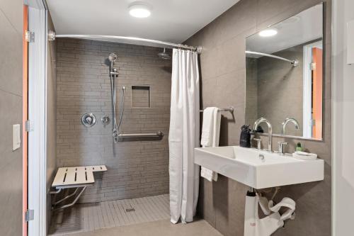 uma casa de banho com um lavatório e um chuveiro em the Weekend Palm Springs em Palm Springs