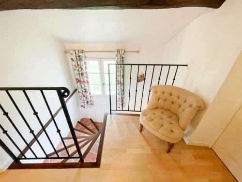 sala de estar con silla y escalera en VILLA ARAGON Spa - au pied du village - idéale familles cousinades, en Seillans