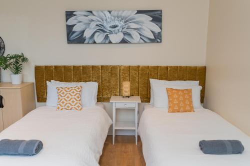 two beds sitting next to each other in a bedroom at Birmingham City Apartment - Spacious & Fully Serviced with Secure Parking in Birmingham