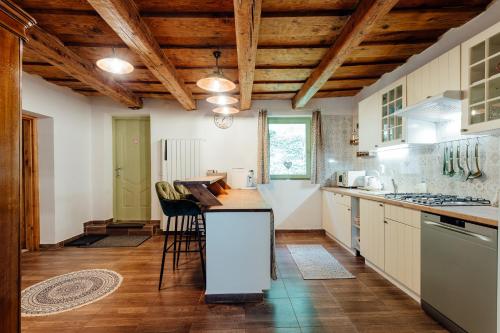 eine Küche mit Holzdecken und einer Arbeitsplatte in der Unterkunft Domček na Staromestskej. in Banská Štiavnica