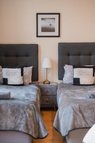 two beds sitting next to each other in a bedroom at Aston Apartments-4 11 Lichfield Road Birmingham B6 5RW in Birmingham