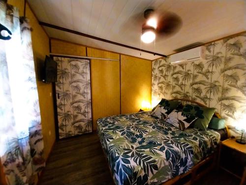 a bedroom with a bed in a room at MOOREA - Tropical Nest in Hauru