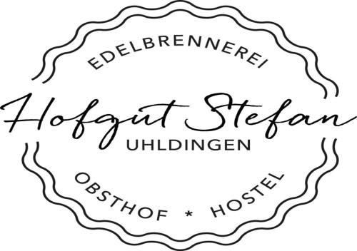 Hofgut Stefan - BIO, Bodenständig, Bodenseeに飾ってある許可証、賞状、看板またはその他の書類