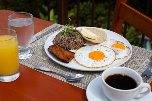 un piatto di uova e pane e una tazza di caffè di Arenal Observatory Lodge & Trails a Fortuna