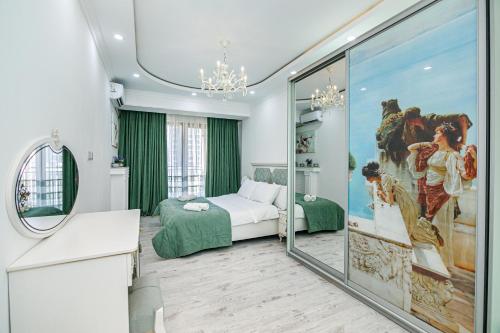 um quarto com uma cama e um espelho em Park azure sweet apartment by Baku Housing em Baku