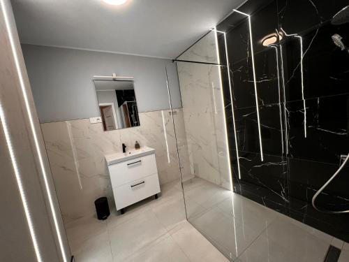 Ένα μπάνιο στο Apartament Julia