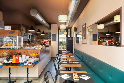 uma fila de mesas e cadeiras num restaurante em Hotel Cimabue em Florença