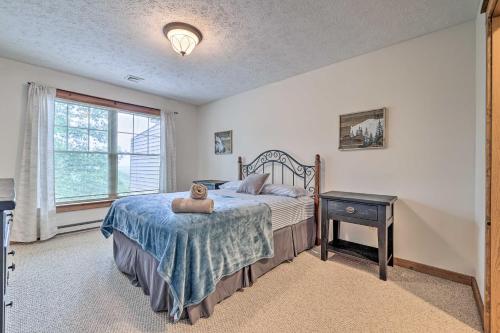 Ένα ή περισσότερα κρεβάτια σε δωμάτιο στο Tannersville Townhome, Near Camelback Mtn!