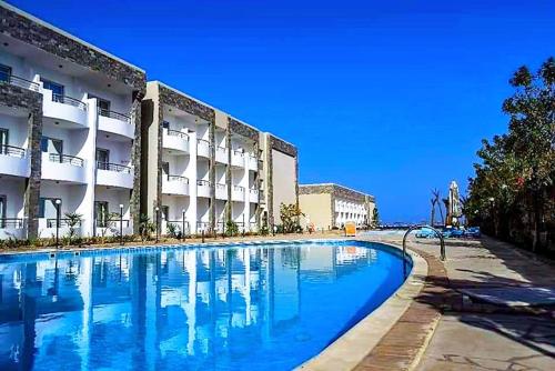 Baseinas apgyvendinimo įstaigoje Cecelia Hotel Suites Hurghada arba netoliese