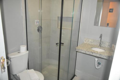 un bagno con doccia, WC e lavandino di Unity Hotel - Paulista - SP a San Paolo