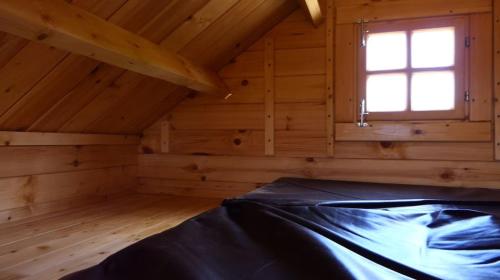 Ένα ή περισσότερα κρεβάτια σε δωμάτιο στο Cozy Cabin #2