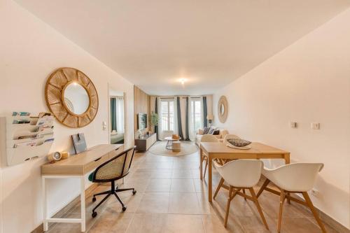 - un salon avec une table, des chaises et un miroir dans l'établissement Le Cocon de Chevreuse - Appartement 3 étoiles, à Saint-Rémy-lès-Chevreuse