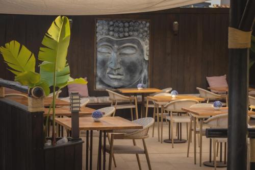 a restaurant with tables and a head on the wall at Hotel Zen Airport in Torremolinos