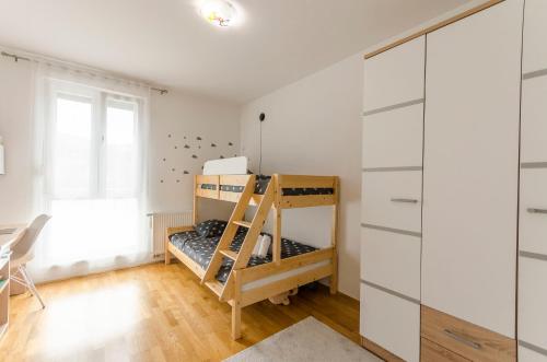 - une chambre avec des lits superposés et un placard dans l'établissement Apartment L&I, à Šibenik