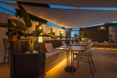 a restaurant with a couch and a table and chairs at Hotel Zen Airport in Torremolinos