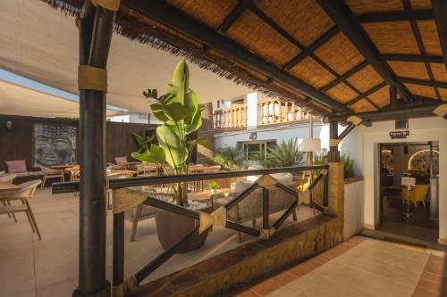 an open living room with a view of a dining room at Hotel Zen Airport in Torremolinos