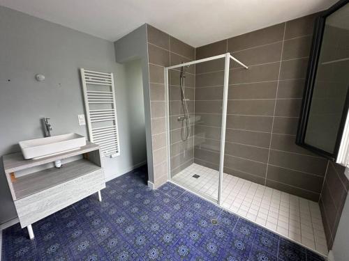 a bathroom with a shower and a sink at Maison centre historique in Bayeux