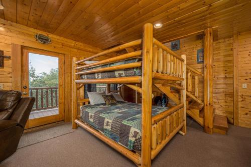 um quarto com um beliche num chalé de madeira em A Piece of Heaven - Mountain View Cabin em Sevierville