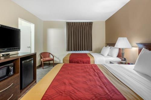 德梅因的住宿－費爾格朗茲伊克諾酒店及套房，酒店客房设有两张床和一台平面电视。