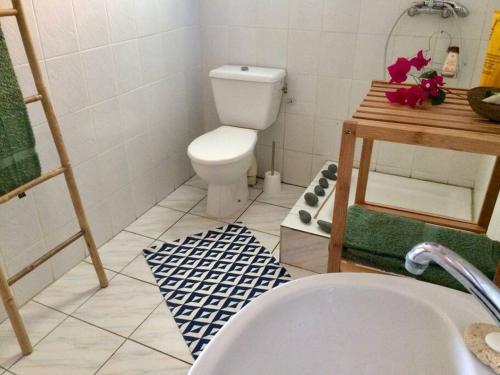 Ένα μπάνιο στο Studio cosy climatisé vue mer à 2 min de la plage