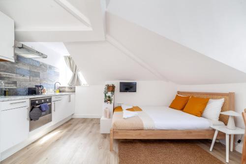 a bedroom with a bed and a kitchen at Arte Stays Serviced Apartments Premium Studios, Finsbury Park in London