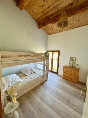 - une chambre avec deux lits superposés et un plafond en bois dans l'établissement Gîte du mas Jubilé, à Mons