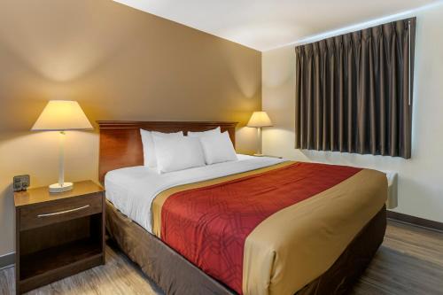 Кровать или кровати в номере Econo Lodge Inn & Suites Fairgrounds